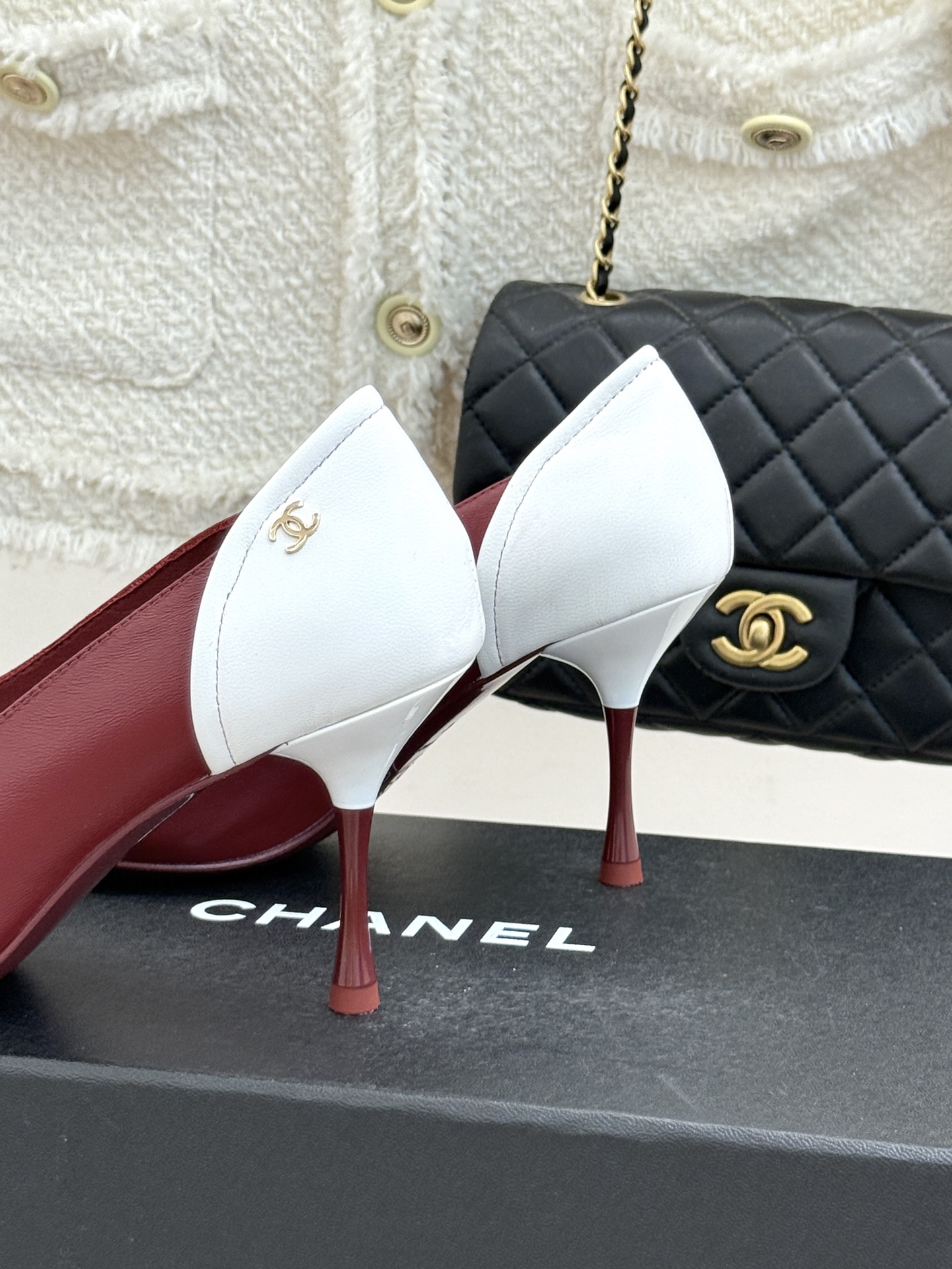 CHANE*|小香26A新品拼色 双C尖头高跟鞋 双C扣精致又夺目 经典米黑撞色设计 上脚秒变纤细漫画脚型 显瘦效果直接 CHANE*|小香26A新品拼色 双C尖头高跟鞋 双C扣精致又夺目 经典米黑撞色设计 上脚秒变纤细漫画脚型 显瘦效果直接
