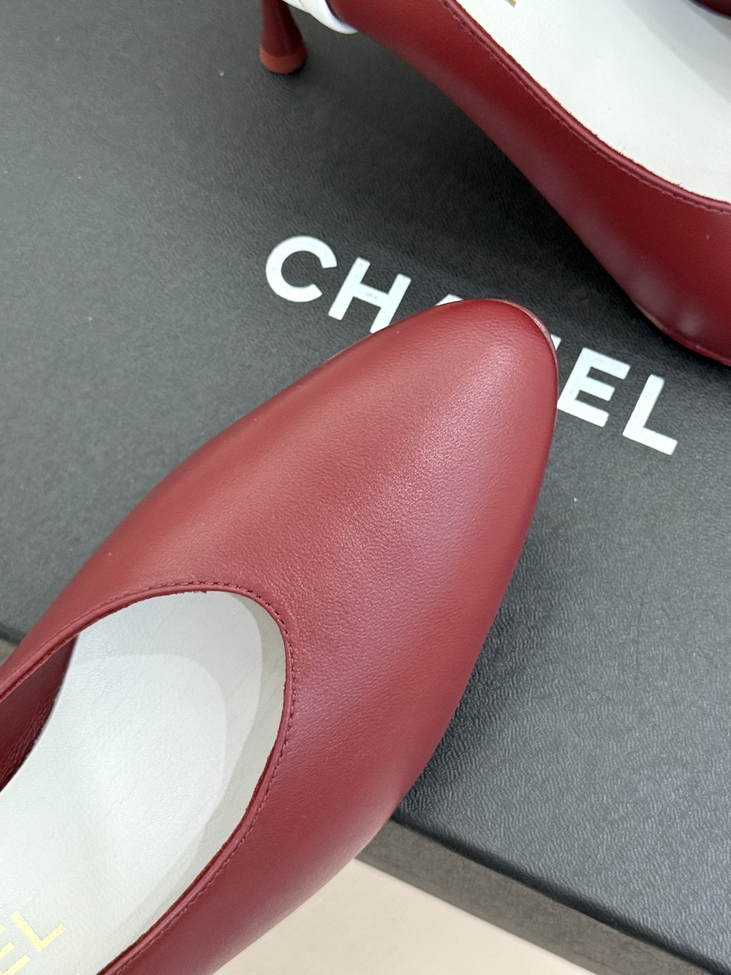 CHANE*|小香26A新品拼色 双C尖头高跟鞋 双C扣精致又夺目 经典米黑撞色设计 上脚秒变纤细漫画脚型 显瘦效果直接 CHANE*|小香26A新品拼色 双C尖头高跟鞋 双C扣精致又夺目 经典米黑撞色设计 上脚秒变纤细漫画脚型 显瘦效果直接