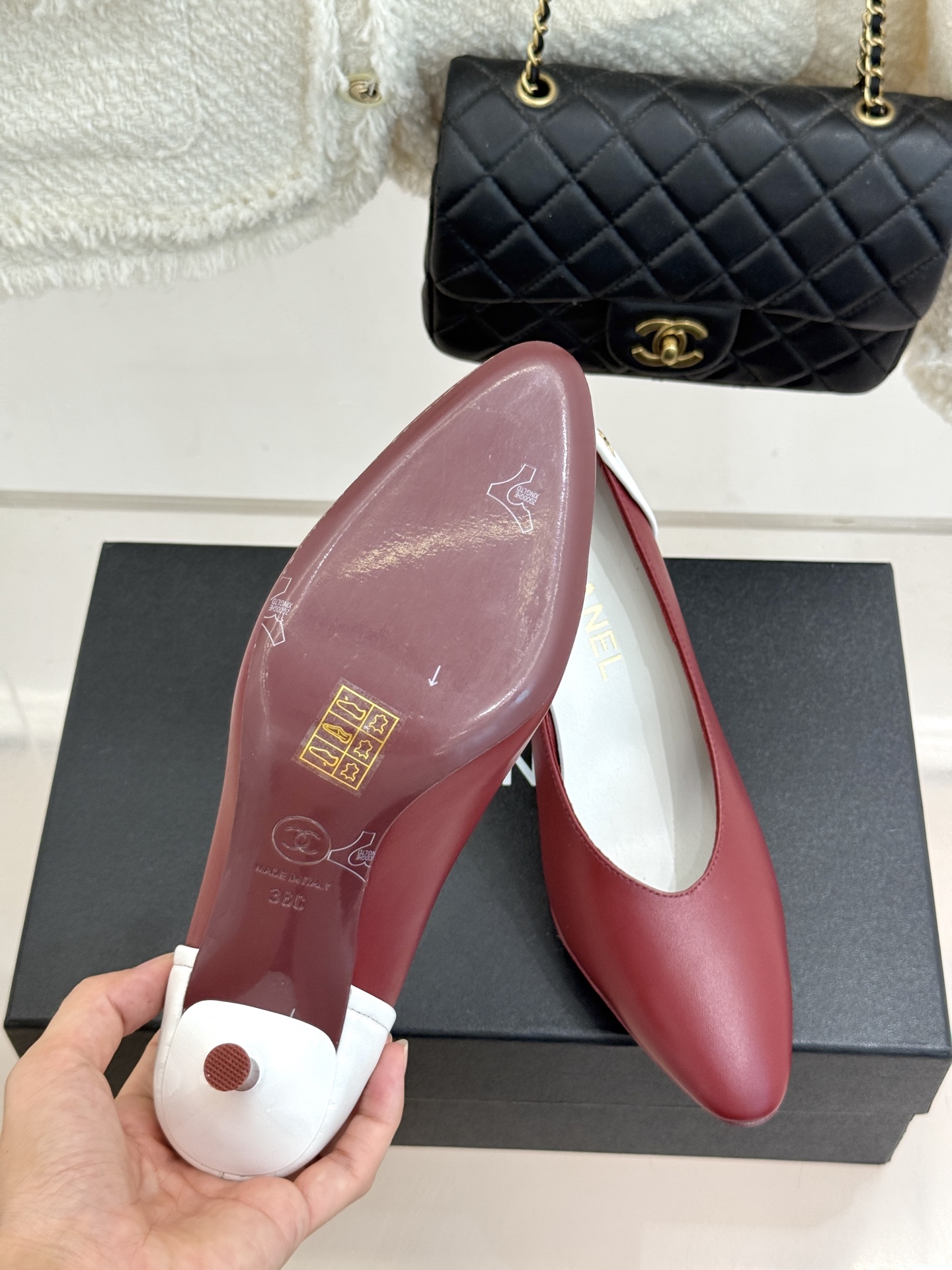 CHANE*|小香26A新品拼色 双C尖头高跟鞋 双C扣精致又夺目 经典米黑撞色设计 上脚秒变纤细漫画脚型 显瘦效果直接 CHANE*|小香26A新品拼色 双C尖头高跟鞋 双C扣精致又夺目 经典米黑撞色设计 上脚秒变纤细漫画脚型 显瘦效果直接