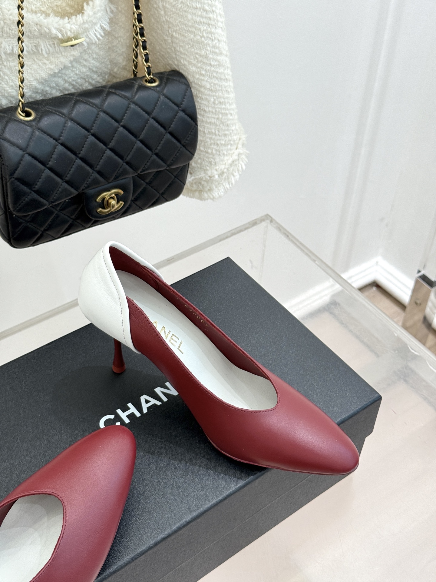 CHANE*|小香26A新品拼色 双C尖头高跟鞋 双C扣精致又夺目 经典米黑撞色设计 上脚秒变纤细漫画脚型 显瘦效果直接 CHANE*|小香26A新品拼色 双C尖头高跟鞋 双C扣精致又夺目 经典米黑撞色设计 上脚秒变纤细漫画脚型 显瘦效果直接