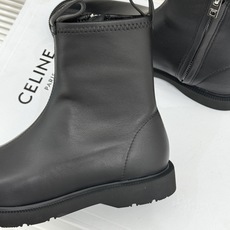 Celine/赛琳25WF秋冬新品凯旋门 麂皮复古短靴 以细腻麂皮诠释复古奢雅。 经典短靴廓形利落修腿 柔和鞋头与稳健鞋 Celine/赛琳25WF秋冬新品凯旋门 麂皮复古短靴 以细腻麂皮诠释复古奢雅。 经典短靴廓形利落修腿 柔和鞋头与稳健鞋