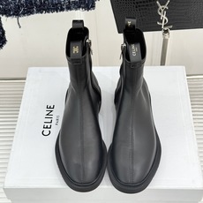 Celine/赛琳25WF秋冬新品凯旋门 麂皮复古短靴 以细腻麂皮诠释复古奢雅。 经典短靴廓形利落修腿 柔和鞋头与稳健鞋 Celine/赛琳25WF秋冬新品凯旋门 麂皮复古短靴 以细腻麂皮诠释复古奢雅。 经典短靴廓形利落修腿 柔和鞋头与稳健鞋