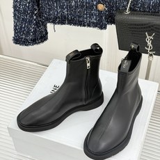 Celine/赛琳25WF秋冬新品凯旋门 麂皮复古短靴 以细腻麂皮诠释复古奢雅。 经典短靴廓形利落修腿 柔和鞋头与稳健鞋 Celine/赛琳25WF秋冬新品凯旋门 麂皮复古短靴 以细腻麂皮诠释复古奢雅。 经典短靴廓形利落修腿 柔和鞋头与稳健鞋