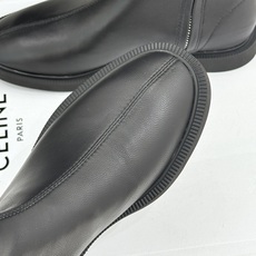Celine/赛琳25WF秋冬新品凯旋门 麂皮复古短靴 以细腻麂皮诠释复古奢雅。 经典短靴廓形利落修腿 柔和鞋头与稳健鞋 Celine/赛琳25WF秋冬新品凯旋门 麂皮复古短靴 以细腻麂皮诠释复古奢雅。 经典短靴廓形利落修腿 柔和鞋头与稳健鞋