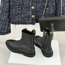 Celine/赛琳25WF秋冬新品凯旋门 麂皮复古短靴 以细腻麂皮诠释复古奢雅。 经典短靴廓形利落修腿 柔和鞋头与稳健鞋 Celine/赛琳25WF秋冬新品凯旋门 麂皮复古短靴 以细腻麂皮诠释复古奢雅。 经典短靴廓形利落修腿 柔和鞋头与稳健鞋