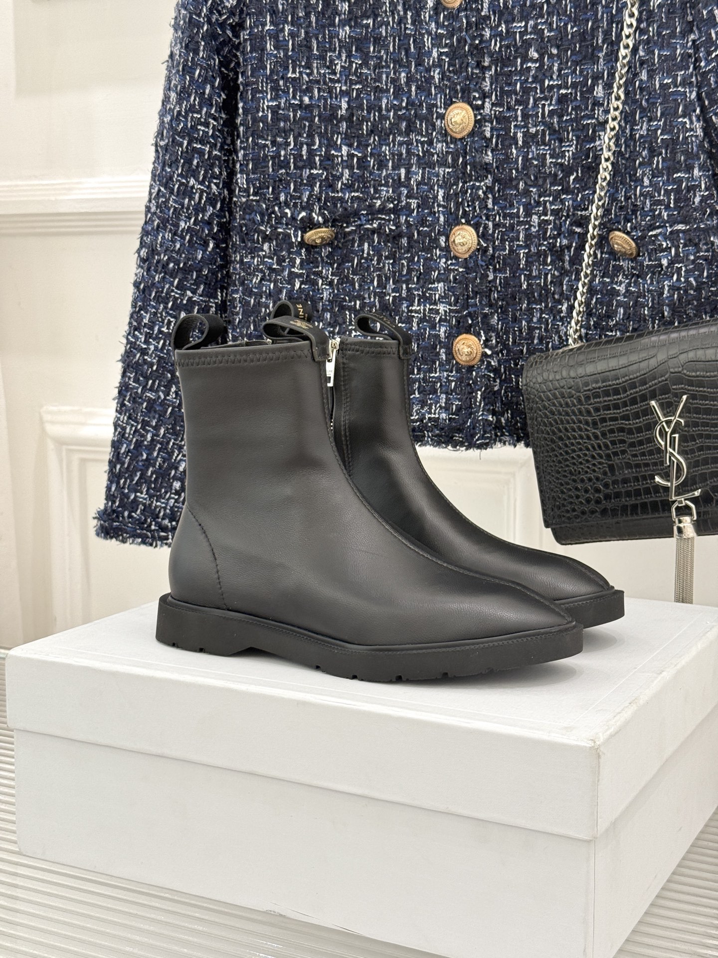 Celine/赛琳25WF秋冬新品凯旋门 麂皮复古短靴 以细腻麂皮诠释复古奢雅。 经典短靴廓形利落修腿 柔和鞋头与稳健鞋 Celine/赛琳25WF秋冬新品凯旋门 麂皮复古短靴 以细腻麂皮诠释复古奢雅。 经典短靴廓形利落修腿 柔和鞋头与稳健鞋