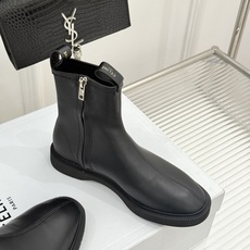 Celine/赛琳25WF秋冬新品凯旋门 麂皮复古短靴 以细腻麂皮诠释复古奢雅。 经典短靴廓形利落修腿 柔和鞋头与稳健鞋 Celine/赛琳25WF秋冬新品凯旋门 麂皮复古短靴 以细腻麂皮诠释复古奢雅。 经典短靴廓形利落修腿 柔和鞋头与稳健鞋