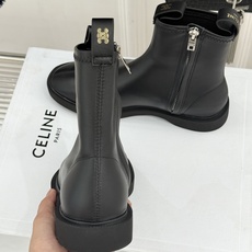 Celine/赛琳25WF秋冬新品凯旋门 麂皮复古短靴 以细腻麂皮诠释复古奢雅。 经典短靴廓形利落修腿 柔和鞋头与稳健鞋 Celine/赛琳25WF秋冬新品凯旋门 麂皮复古短靴 以细腻麂皮诠释复古奢雅。 经典短靴廓形利落修腿 柔和鞋头与稳健鞋