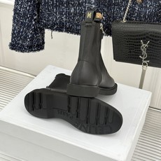 Celine/赛琳25WF秋冬新品凯旋门 麂皮复古短靴 以细腻麂皮诠释复古奢雅。 经典短靴廓形利落修腿 柔和鞋头与稳健鞋 Celine/赛琳25WF秋冬新品凯旋门 麂皮复古短靴 以细腻麂皮诠释复古奢雅。 经典短靴廓形利落修腿 柔和鞋头与稳健鞋