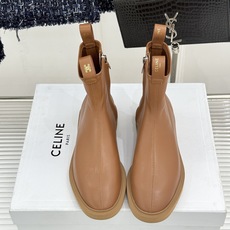 Celine/赛琳25WF秋冬新品凯旋门 麂皮复古短靴 以细腻麂皮诠释复古奢雅。 经典短靴廓形利落修腿 柔和鞋头与稳健鞋 Celine/赛琳25WF秋冬新品凯旋门 麂皮复古短靴 以细腻麂皮诠释复古奢雅。 经典短靴廓形利落修腿 柔和鞋头与稳健鞋