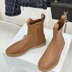 Celine/赛琳25WF秋冬新品凯旋门 麂皮复古短靴 以细腻麂皮诠释复古奢雅。 经典短靴廓形利落修腿 柔和鞋头与稳健鞋 Celine/赛琳25WF秋冬新品凯旋门 麂皮复古短靴 以细腻麂皮诠释复古奢雅。 经典短靴廓形利落修腿 柔和鞋头与稳健鞋