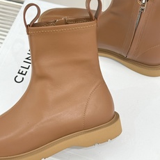 Celine/赛琳25WF秋冬新品凯旋门 麂皮复古短靴 以细腻麂皮诠释复古奢雅。 经典短靴廓形利落修腿 柔和鞋头与稳健鞋 Celine/赛琳25WF秋冬新品凯旋门 麂皮复古短靴 以细腻麂皮诠释复古奢雅。 经典短靴廓形利落修腿 柔和鞋头与稳健鞋