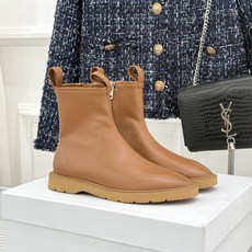 Celine/赛琳25WF秋冬新品凯旋门 麂皮复古短靴 以细腻麂皮诠释复古奢雅。 经典短靴廓形利落修腿 柔和鞋头与稳健鞋 Celine/赛琳25WF秋冬新品凯旋门 麂皮复古短靴 以细腻麂皮诠释复古奢雅。 经典短靴廓形利落修腿 柔和鞋头与稳健鞋