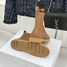 Celine/赛琳25WF秋冬新品凯旋门 麂皮复古短靴 以细腻麂皮诠释复古奢雅。 经典短靴廓形利落修腿 柔和鞋头与稳健鞋 Celine/赛琳25WF秋冬新品凯旋门 麂皮复古短靴 以细腻麂皮诠释复古奢雅。 经典短靴廓形利落修腿 柔和鞋头与稳健鞋