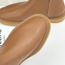 Celine/赛琳25WF秋冬新品凯旋门 麂皮复古短靴 以细腻麂皮诠释复古奢雅。 经典短靴廓形利落修腿 柔和鞋头与稳健鞋 Celine/赛琳25WF秋冬新品凯旋门 麂皮复古短靴 以细腻麂皮诠释复古奢雅。 经典短靴廓形利落修腿 柔和鞋头与稳健鞋