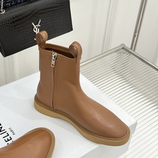 Celine/赛琳25WF秋冬新品凯旋门 麂皮复古短靴 以细腻麂皮诠释复古奢雅。 经典短靴廓形利落修腿 柔和鞋头与稳健鞋 Celine/赛琳25WF秋冬新品凯旋门 麂皮复古短靴 以细腻麂皮诠释复古奢雅。 经典短靴廓形利落修腿 柔和鞋头与稳健鞋