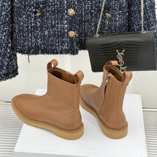 Celine/赛琳25WF秋冬新品凯旋门 麂皮复古短靴 以细腻麂皮诠释复古奢雅。 经典短靴廓形利落修腿 柔和鞋头与稳健鞋 Celine/赛琳25WF秋冬新品凯旋门 麂皮复古短靴 以细腻麂皮诠释复古奢雅。 经典短靴廓形利落修腿 柔和鞋头与稳健鞋