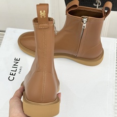 Celine/赛琳25WF秋冬新品凯旋门 麂皮复古短靴 以细腻麂皮诠释复古奢雅。 经典短靴廓形利落修腿 柔和鞋头与稳健鞋 Celine/赛琳25WF秋冬新品凯旋门 麂皮复古短靴 以细腻麂皮诠释复古奢雅。 经典短靴廓形利落修腿 柔和鞋头与稳健鞋