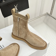 Celine/赛琳25WF秋冬新品凯旋门 麂皮复古短靴 以细腻麂皮诠释复古奢雅。 经典短靴廓形利落修腿 柔和鞋头与稳健鞋 Celine/赛琳25WF秋冬新品凯旋门 麂皮复古短靴 以细腻麂皮诠释复古奢雅。 经典短靴廓形利落修腿 柔和鞋头与稳健鞋