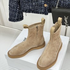 Celine/赛琳25WF秋冬新品凯旋门 麂皮复古短靴 以细腻麂皮诠释复古奢雅。 经典短靴廓形利落修腿 柔和鞋头与稳健鞋 Celine/赛琳25WF秋冬新品凯旋门 麂皮复古短靴 以细腻麂皮诠释复古奢雅。 经典短靴廓形利落修腿 柔和鞋头与稳健鞋