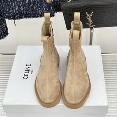 Celine/赛琳25WF秋冬新品凯旋门 麂皮复古短靴 以细腻麂皮诠释复古奢雅。 经典短靴廓形利落修腿 柔和鞋头与稳健鞋 Celine/赛琳25WF秋冬新品凯旋门 麂皮复古短靴 以细腻麂皮诠释复古奢雅。 经典短靴廓形利落修腿 柔和鞋头与稳健鞋