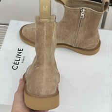 Celine/赛琳25WF秋冬新品凯旋门 麂皮复古短靴 以细腻麂皮诠释复古奢雅。 经典短靴廓形利落修腿 柔和鞋头与稳健鞋 Celine/赛琳25WF秋冬新品凯旋门 麂皮复古短靴 以细腻麂皮诠释复古奢雅。 经典短靴廓形利落修腿 柔和鞋头与稳健鞋