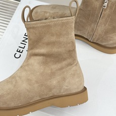 Celine/赛琳25WF秋冬新品凯旋门 麂皮复古短靴 以细腻麂皮诠释复古奢雅。 经典短靴廓形利落修腿 柔和鞋头与稳健鞋 Celine/赛琳25WF秋冬新品凯旋门 麂皮复古短靴 以细腻麂皮诠释复古奢雅。 经典短靴廓形利落修腿 柔和鞋头与稳健鞋