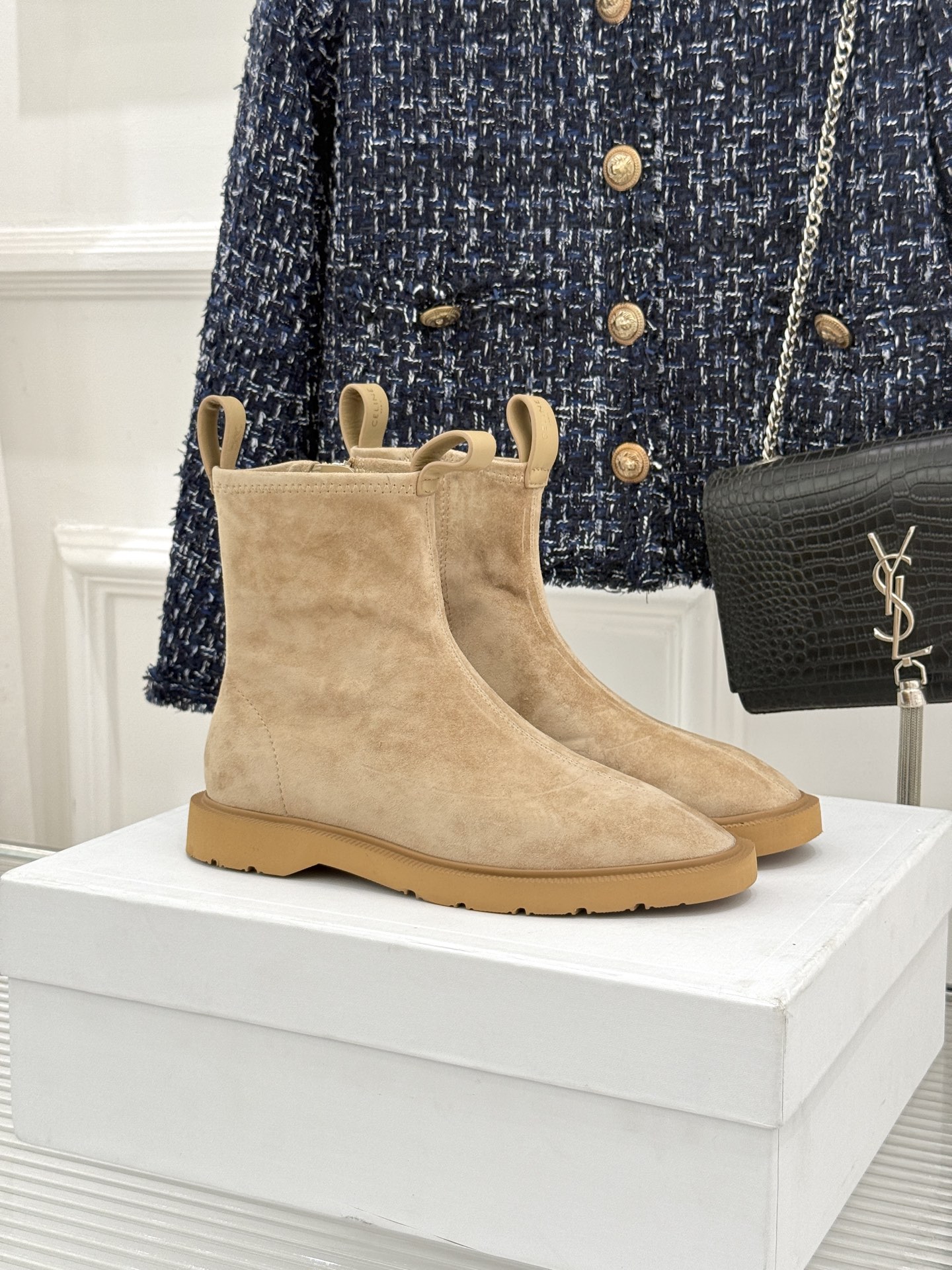 Celine/赛琳25WF秋冬新品凯旋门 麂皮复古短靴 以细腻麂皮诠释复古奢雅。 经典短靴廓形利落修腿 柔和鞋头与稳健鞋 Celine/赛琳25WF秋冬新品凯旋门 麂皮复古短靴 以细腻麂皮诠释复古奢雅。 经典短靴廓形利落修腿 柔和鞋头与稳健鞋