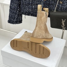 Celine/赛琳25WF秋冬新品凯旋门 麂皮复古短靴 以细腻麂皮诠释复古奢雅。 经典短靴廓形利落修腿 柔和鞋头与稳健鞋 Celine/赛琳25WF秋冬新品凯旋门 麂皮复古短靴 以细腻麂皮诠释复古奢雅。 经典短靴廓形利落修腿 柔和鞋头与稳健鞋