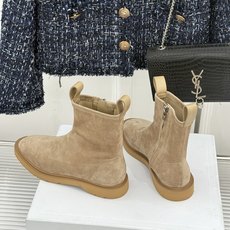 Celine/赛琳25WF秋冬新品凯旋门 麂皮复古短靴 以细腻麂皮诠释复古奢雅。 经典短靴廓形利落修腿 柔和鞋头与稳健鞋 Celine/赛琳25WF秋冬新品凯旋门 麂皮复古短靴 以细腻麂皮诠释复古奢雅。 经典短靴廓形利落修腿 柔和鞋头与稳健鞋