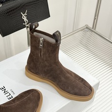 Celine/赛琳25WF秋冬新品凯旋门 麂皮复古短靴 以细腻麂皮诠释复古奢雅。 经典短靴廓形利落修腿 柔和鞋头与稳健鞋 Celine/赛琳25WF秋冬新品凯旋门 麂皮复古短靴 以细腻麂皮诠释复古奢雅。 经典短靴廓形利落修腿 柔和鞋头与稳健鞋