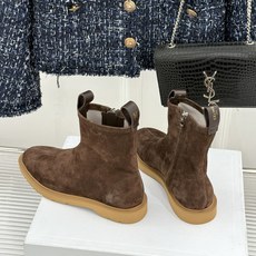 Celine/赛琳25WF秋冬新品凯旋门 麂皮复古短靴 以细腻麂皮诠释复古奢雅。 经典短靴廓形利落修腿 柔和鞋头与稳健鞋 Celine/赛琳25WF秋冬新品凯旋门 麂皮复古短靴 以细腻麂皮诠释复古奢雅。 经典短靴廓形利落修腿 柔和鞋头与稳健鞋
