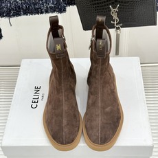 Celine/赛琳25WF秋冬新品凯旋门 麂皮复古短靴 以细腻麂皮诠释复古奢雅。 经典短靴廓形利落修腿 柔和鞋头与稳健鞋 Celine/赛琳25WF秋冬新品凯旋门 麂皮复古短靴 以细腻麂皮诠释复古奢雅。 经典短靴廓形利落修腿 柔和鞋头与稳健鞋
