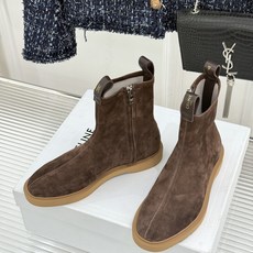 Celine/赛琳25WF秋冬新品凯旋门 麂皮复古短靴 以细腻麂皮诠释复古奢雅。 经典短靴廓形利落修腿 柔和鞋头与稳健鞋 Celine/赛琳25WF秋冬新品凯旋门 麂皮复古短靴 以细腻麂皮诠释复古奢雅。 经典短靴廓形利落修腿 柔和鞋头与稳健鞋
