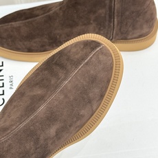 Celine/赛琳25WF秋冬新品凯旋门 麂皮复古短靴 以细腻麂皮诠释复古奢雅。 经典短靴廓形利落修腿 柔和鞋头与稳健鞋 Celine/赛琳25WF秋冬新品凯旋门 麂皮复古短靴 以细腻麂皮诠释复古奢雅。 经典短靴廓形利落修腿 柔和鞋头与稳健鞋