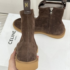 Celine/赛琳25WF秋冬新品凯旋门 麂皮复古短靴 以细腻麂皮诠释复古奢雅。 经典短靴廓形利落修腿 柔和鞋头与稳健鞋 Celine/赛琳25WF秋冬新品凯旋门 麂皮复古短靴 以细腻麂皮诠释复古奢雅。 经典短靴廓形利落修腿 柔和鞋头与稳健鞋