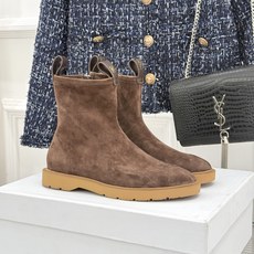 Celine/赛琳25WF秋冬新品凯旋门 麂皮复古短靴 以细腻麂皮诠释复古奢雅。 经典短靴廓形利落修腿 柔和鞋头与稳健鞋 Celine/赛琳25WF秋冬新品凯旋门 麂皮复古短靴 以细腻麂皮诠释复古奢雅。 经典短靴廓形利落修腿 柔和鞋头与稳健鞋