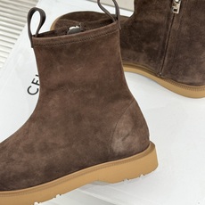 Celine/赛琳25WF秋冬新品凯旋门 麂皮复古短靴 以细腻麂皮诠释复古奢雅。 经典短靴廓形利落修腿 柔和鞋头与稳健鞋 Celine/赛琳25WF秋冬新品凯旋门 麂皮复古短靴 以细腻麂皮诠释复古奢雅。 经典短靴廓形利落修腿 柔和鞋头与稳健鞋