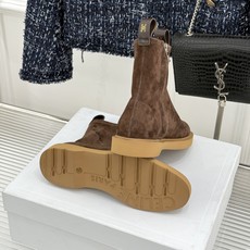 Celine/赛琳25WF秋冬新品凯旋门 麂皮复古短靴 以细腻麂皮诠释复古奢雅。 经典短靴廓形利落修腿 柔和鞋头与稳健鞋 Celine/赛琳25WF秋冬新品凯旋门 麂皮复古短靴 以细腻麂皮诠释复古奢雅。 经典短靴廓形利落修腿 柔和鞋头与稳健鞋