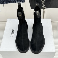 Celine/赛琳25WF秋冬新品凯旋门 麂皮复古短靴 以细腻麂皮诠释复古奢雅。 经典短靴廓形利落修腿 柔和鞋头与稳健鞋 Celine/赛琳25WF秋冬新品凯旋门 麂皮复古短靴 以细腻麂皮诠释复古奢雅。 经典短靴廓形利落修腿 柔和鞋头与稳健鞋