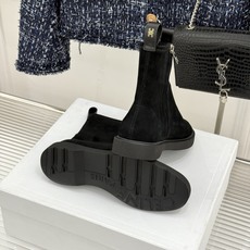 Celine/赛琳25WF秋冬新品凯旋门 麂皮复古短靴 以细腻麂皮诠释复古奢雅。 经典短靴廓形利落修腿 柔和鞋头与稳健鞋 Celine/赛琳25WF秋冬新品凯旋门 麂皮复古短靴 以细腻麂皮诠释复古奢雅。 经典短靴廓形利落修腿 柔和鞋头与稳健鞋