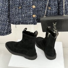 Celine/赛琳25WF秋冬新品凯旋门 麂皮复古短靴 以细腻麂皮诠释复古奢雅。 经典短靴廓形利落修腿 柔和鞋头与稳健鞋 Celine/赛琳25WF秋冬新品凯旋门 麂皮复古短靴 以细腻麂皮诠释复古奢雅。 经典短靴廓形利落修腿 柔和鞋头与稳健鞋