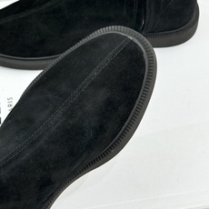 Celine/赛琳25WF秋冬新品凯旋门 麂皮复古短靴 以细腻麂皮诠释复古奢雅。 经典短靴廓形利落修腿 柔和鞋头与稳健鞋 Celine/赛琳25WF秋冬新品凯旋门 麂皮复古短靴 以细腻麂皮诠释复古奢雅。 经典短靴廓形利落修腿 柔和鞋头与稳健鞋