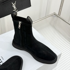 Celine/赛琳25WF秋冬新品凯旋门 麂皮复古短靴 以细腻麂皮诠释复古奢雅。 经典短靴廓形利落修腿 柔和鞋头与稳健鞋 Celine/赛琳25WF秋冬新品凯旋门 麂皮复古短靴 以细腻麂皮诠释复古奢雅。 经典短靴廓形利落修腿 柔和鞋头与稳健鞋