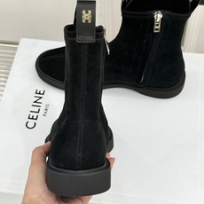 Celine/赛琳25WF秋冬新品凯旋门 麂皮复古短靴 以细腻麂皮诠释复古奢雅。 经典短靴廓形利落修腿 柔和鞋头与稳健鞋 Celine/赛琳25WF秋冬新品凯旋门 麂皮复古短靴 以细腻麂皮诠释复古奢雅。 经典短靴廓形利落修腿 柔和鞋头与稳健鞋