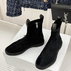 Celine/赛琳25WF秋冬新品凯旋门 麂皮复古短靴 以细腻麂皮诠释复古奢雅。 经典短靴廓形利落修腿 柔和鞋头与稳健鞋 Celine/赛琳25WF秋冬新品凯旋门 麂皮复古短靴 以细腻麂皮诠释复古奢雅。 经典短靴廓形利落修腿 柔和鞋头与稳健鞋
