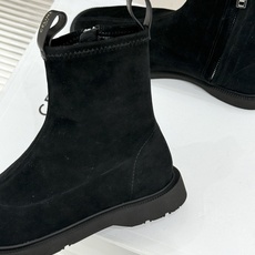 Celine/赛琳25WF秋冬新品凯旋门 麂皮复古短靴 以细腻麂皮诠释复古奢雅。 经典短靴廓形利落修腿 柔和鞋头与稳健鞋 Celine/赛琳25WF秋冬新品凯旋门 麂皮复古短靴 以细腻麂皮诠释复古奢雅。 经典短靴廓形利落修腿 柔和鞋头与稳健鞋