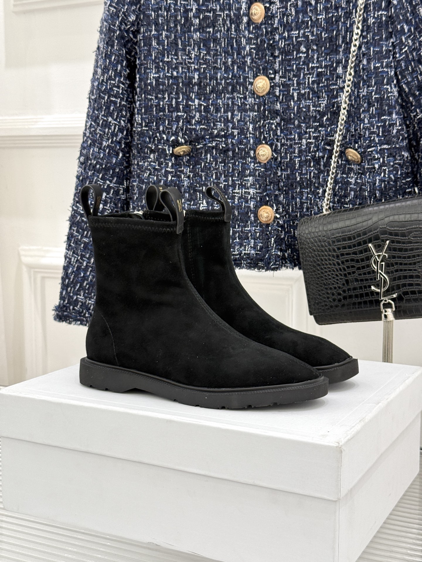 NO:958246,Celine/Celine 25WF Autumn and Winter New Product Arc de Triomphe Suede Retro Short Boots Interpret retro elegance with delicate suede. The classic short boot silhouette is neat and slimming. The soft toe box and stable heel are both beautiful and practical. The iconic Arc de Triomphe logo on the boot collar is a low-key finishing touch. Minimalism brings high-level recognition. High-quality suede is selected. The touch is warm and matte, and it shows delicate layers with the light.  Full of autumn and winter atmosphere. The side zipper design makes it easy to put on and take off and is comfortable to walk. It is suitable for coats, suits and knitted skirts. It can easily control commuting, dating and other scenes. It releases a cool and elegant aura when walking and continues the CELINE-style effortless fashion style. The fabric is made of original customized leather. The inner tiptoe is made of sheepskin. The original molded custom anti-slip outsole  size35-39 (customized 40/41), boots, celine, celine, boots, skirts, business suit, sheepskin, chamois leather19860909Celine/赛琳25WF秋冬新品凯旋门 麂皮复古短靴 以细腻麂皮诠释复古奢雅. 经典短靴廓形利落修腿 柔和鞋头与稳健鞋跟兼顾美感与实穿 靴口标志性凯旋门徽标低调点睛 极简中自带高级辨识度. 甄选高质感麂皮 触感温润哑光高级, 随光线呈现细腻层次 秋冬氛围感拉满. 侧边拉链设计便捷穿脱 行走稳适. 适配大衣、西装与针织裙 轻松驾驭通勤、约会等场景 于步履间释放清冷优雅气场 续写CELINE式不费力的时髦格调. 面料采用原版定制皮料 内里踮脚均为羊皮 原版开模定制防滑大底 size35-39（40/41定制）,靴子,celine,celine,boots,skirts,business suit,sheepskin,chamois leather,Women's Shoes