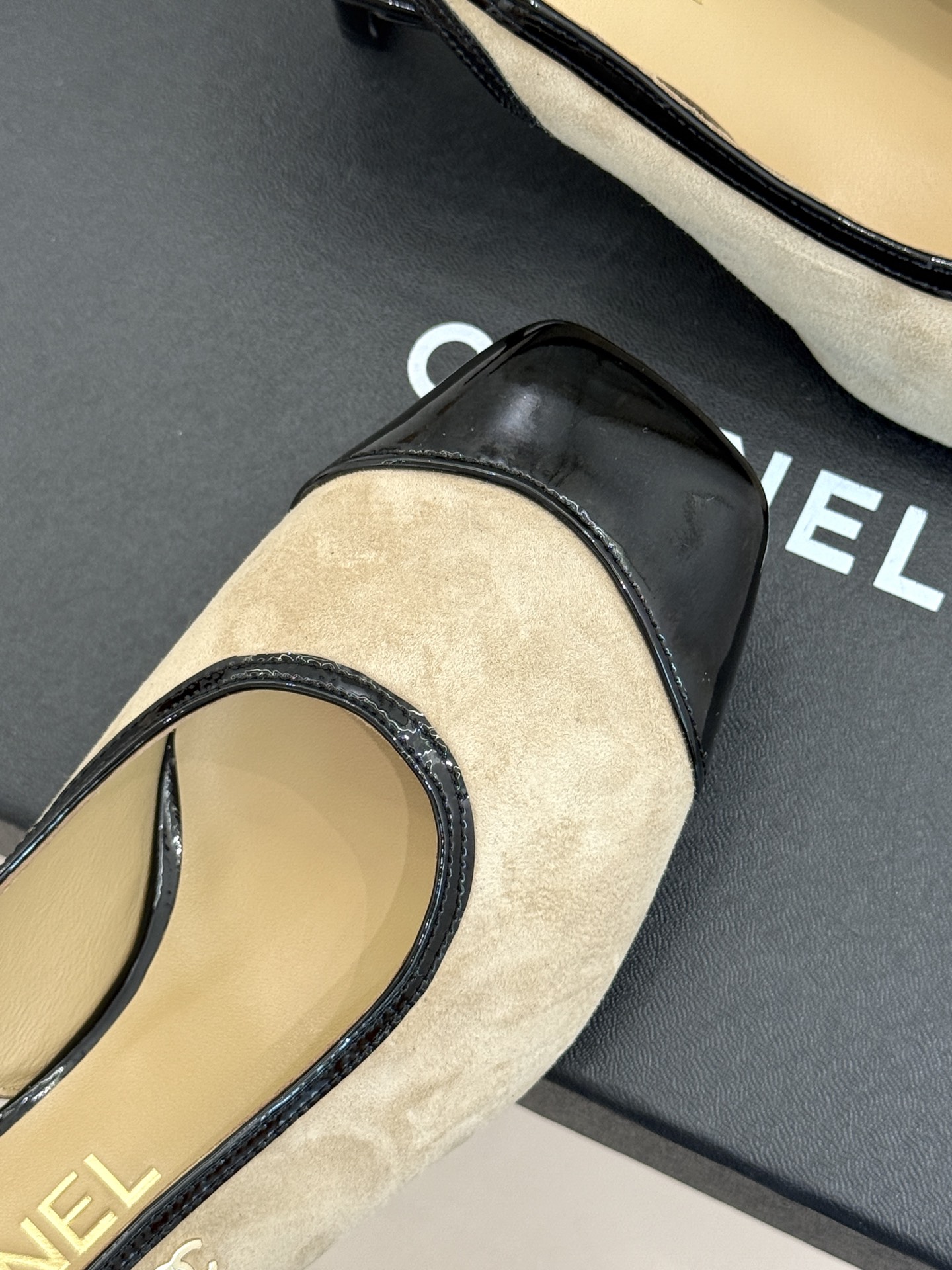 CHANE*|小香26B新品拼色 中空高跟凉鞋 鞋柜百搭宝藏款 时髦精必入款 标志性双C五金点缀鞋身 中空露肤显纤细 细 CHANE*|小香26B新品拼色 中空高跟凉鞋 鞋柜百搭宝藏款 时髦精必入款 标志性双C五金点缀鞋身 中空露肤显纤细 细