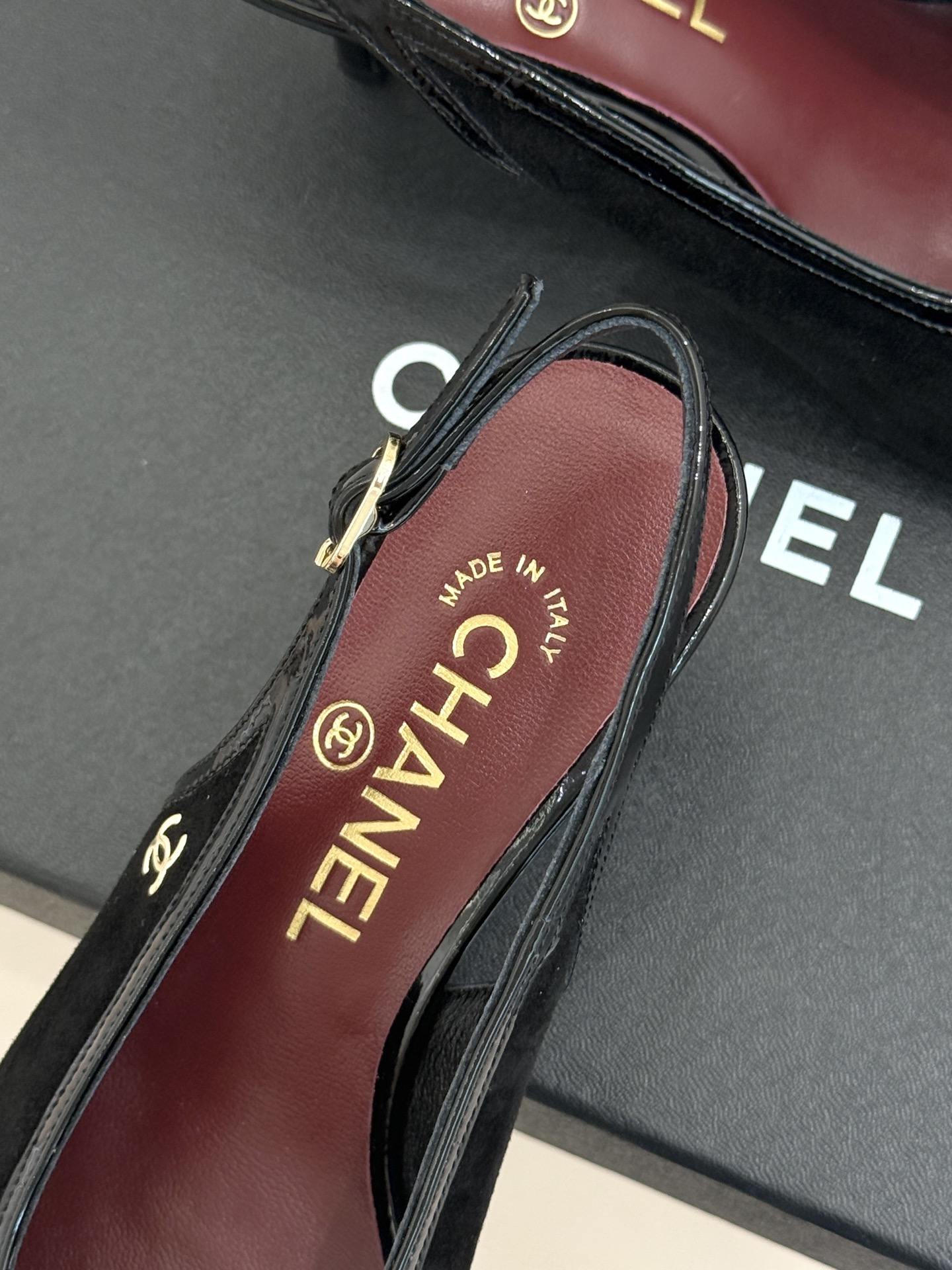 CHANE*｜小香26B新品拼色 中空高跟凉鞋 鞋柜百搭宝藏款 时髦精必入款 标志性双C五金点缀鞋身 中空露肤显纤细 细